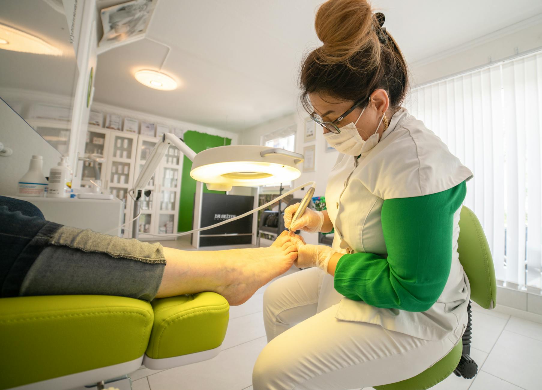 How to Manage Neuropathy Pain at Home - photo by Nico Becker on Pexels